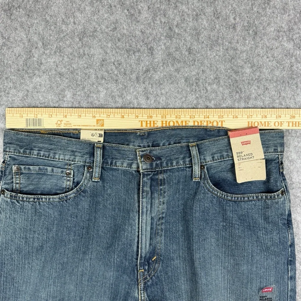 Levis 559 NWT Jeans Mens 38x30 Medium Wash Blue Relaxed Straight $70 MSRP